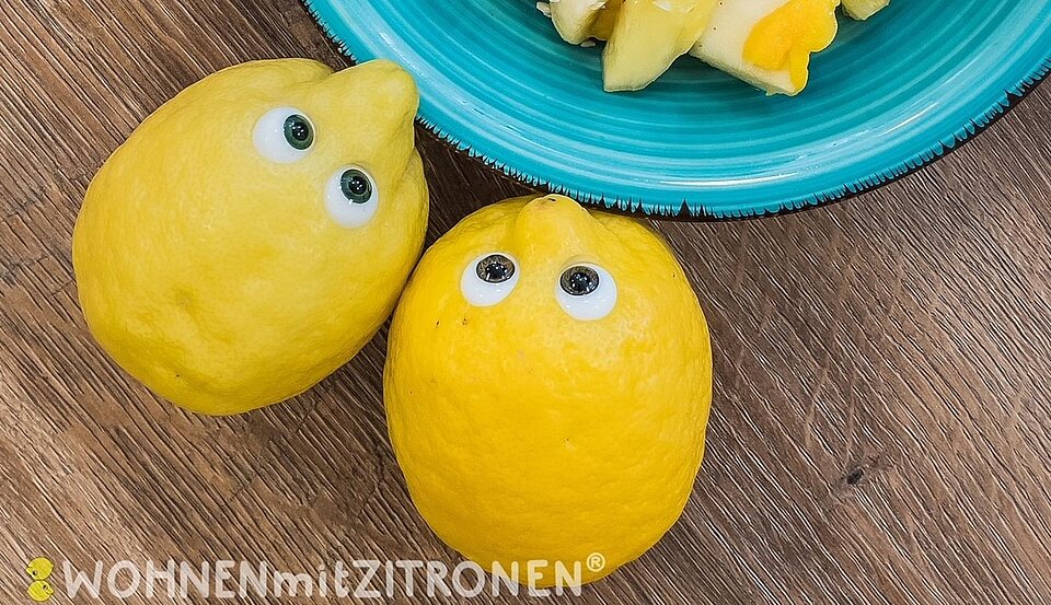 Zwei Zitronen mit aufgeklebten Augen