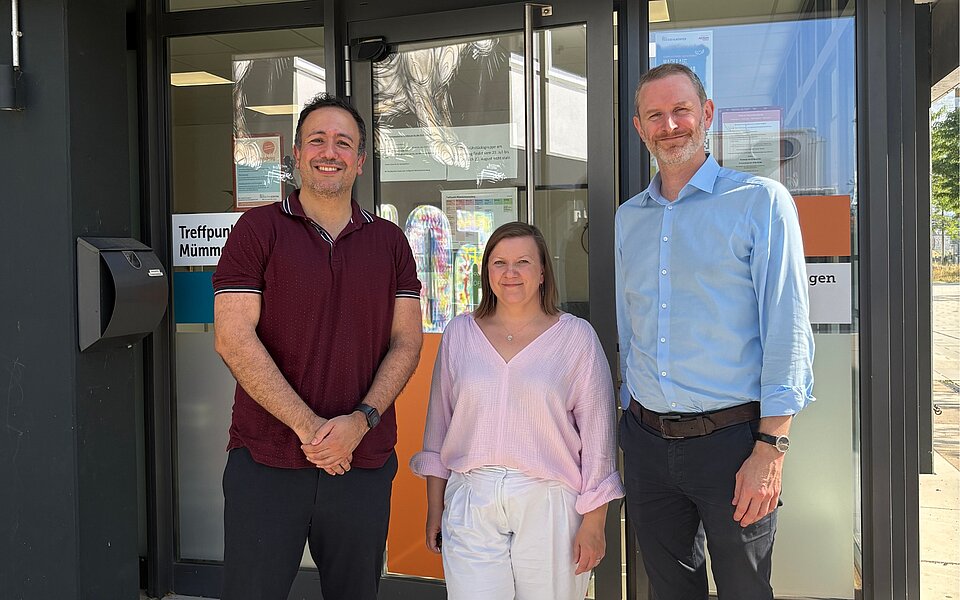Baris Önes, Oksana Umland und Simon Steinwachs stehen vor dem Eingang des Treffpunkts Mümmelmannsberg.