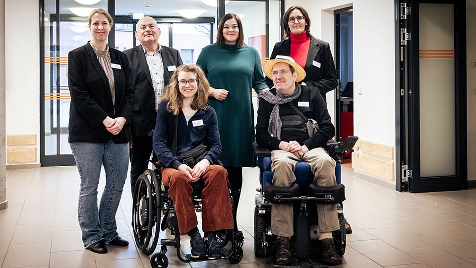 Gruppenfoto im Foyer des Haus Beerboom. Vorne: Britt Viemann (Mietersprecherin Wohnen mit Assistenz Klotzenmoor), Ulfert Kniffka (Wohnbeirat Haus Beerboom). Dahinter von links nach rechts: Yvonne Stresow (Geschäftsbereichsleitung Teilhabe mit Pflege), Kay Nernheim (Geschäftsführer Sozialkontor), Katharina Fegebank (Hamburgs Zweite Bürgermeisterin) und Ina Terragnolo (Leitung Haus Beerboom)