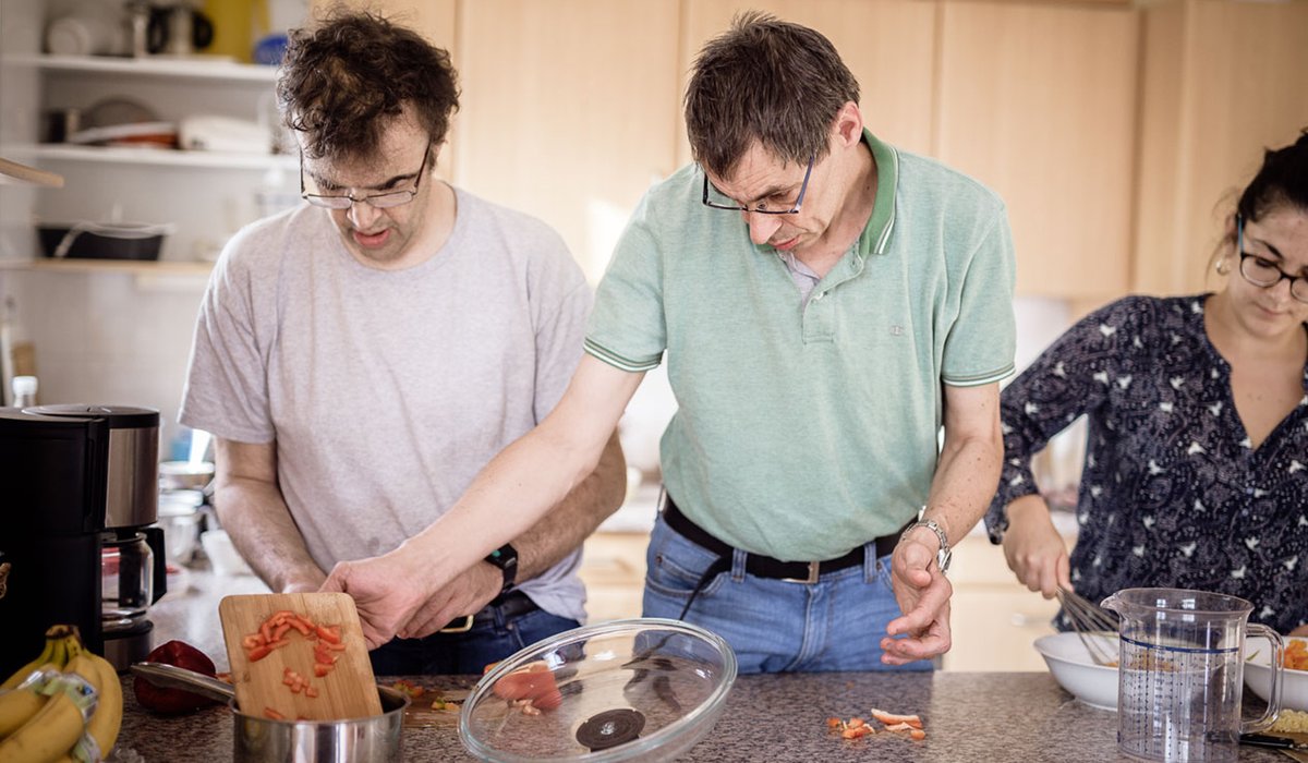 in einer Küche, drei Personen kochen gemeinsam