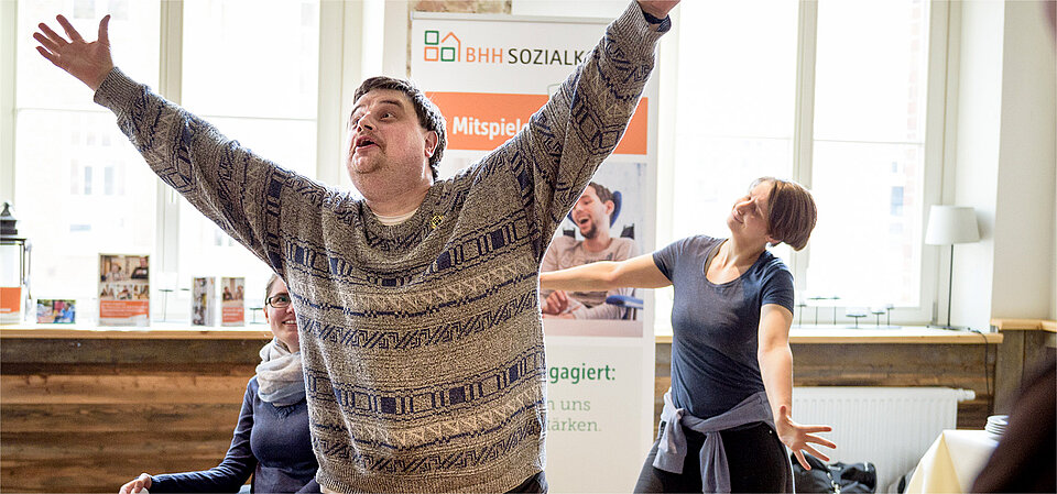 Menschen beim Theaterspielen