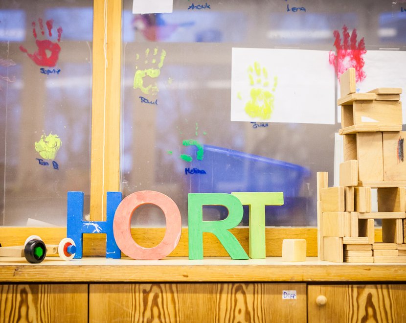 Im Hort. Eine Fensterbank, auf der bunte Holzbuchstaben stehen, die das Wort Hort bilden. 
