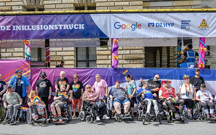Menschen mit Beeinträchtigung vor dem Inklusionstruck des CSD in Hamburg. Foto: AJ Photoart 