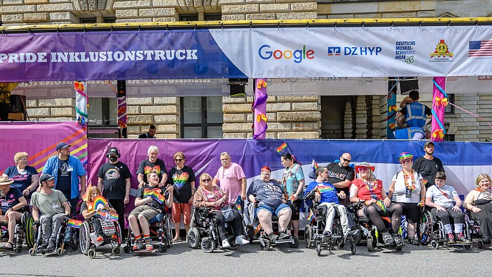 Menschen mit Beeinträchtigung vor dem Inklusionstruck des CSD in Hamburg. Foto: AJ Photoart