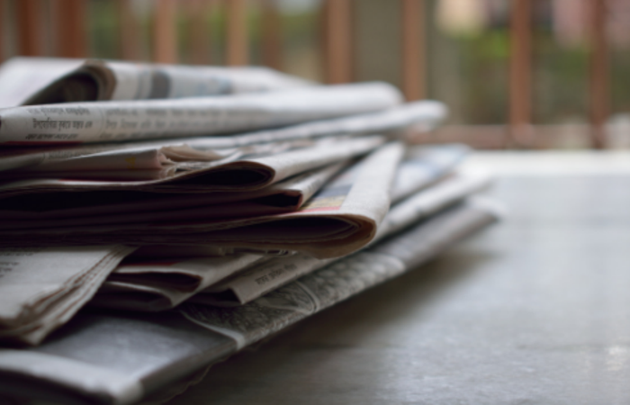 Ein Stapel Zeitungen