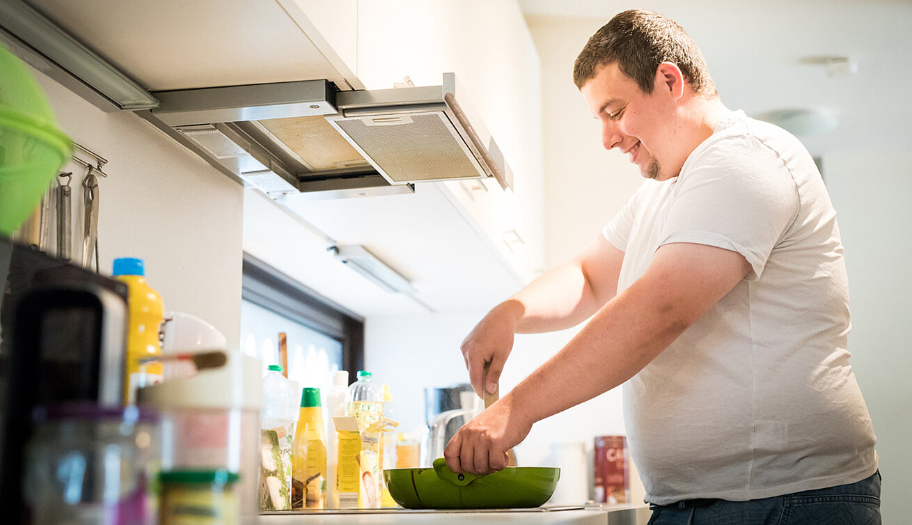 In einer Küche, Mann beim Kochen