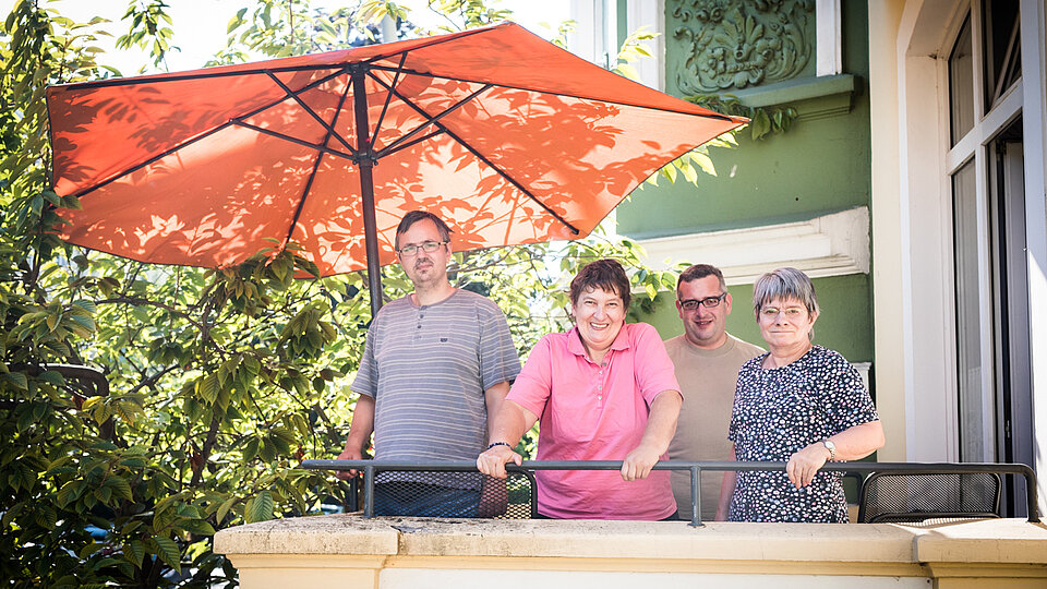 Bewohner winken auf der Terrasse