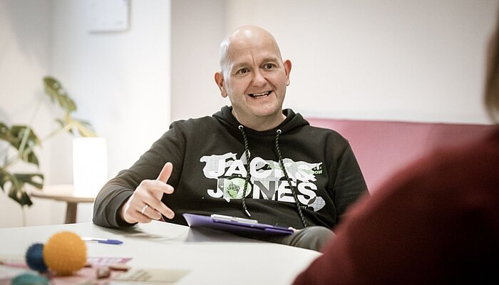 Wolfgang Neunherz, der seit fast zehn Jahren im Treffpunkt Hamburg-Süd als Genesungsbegleiter arbeitet