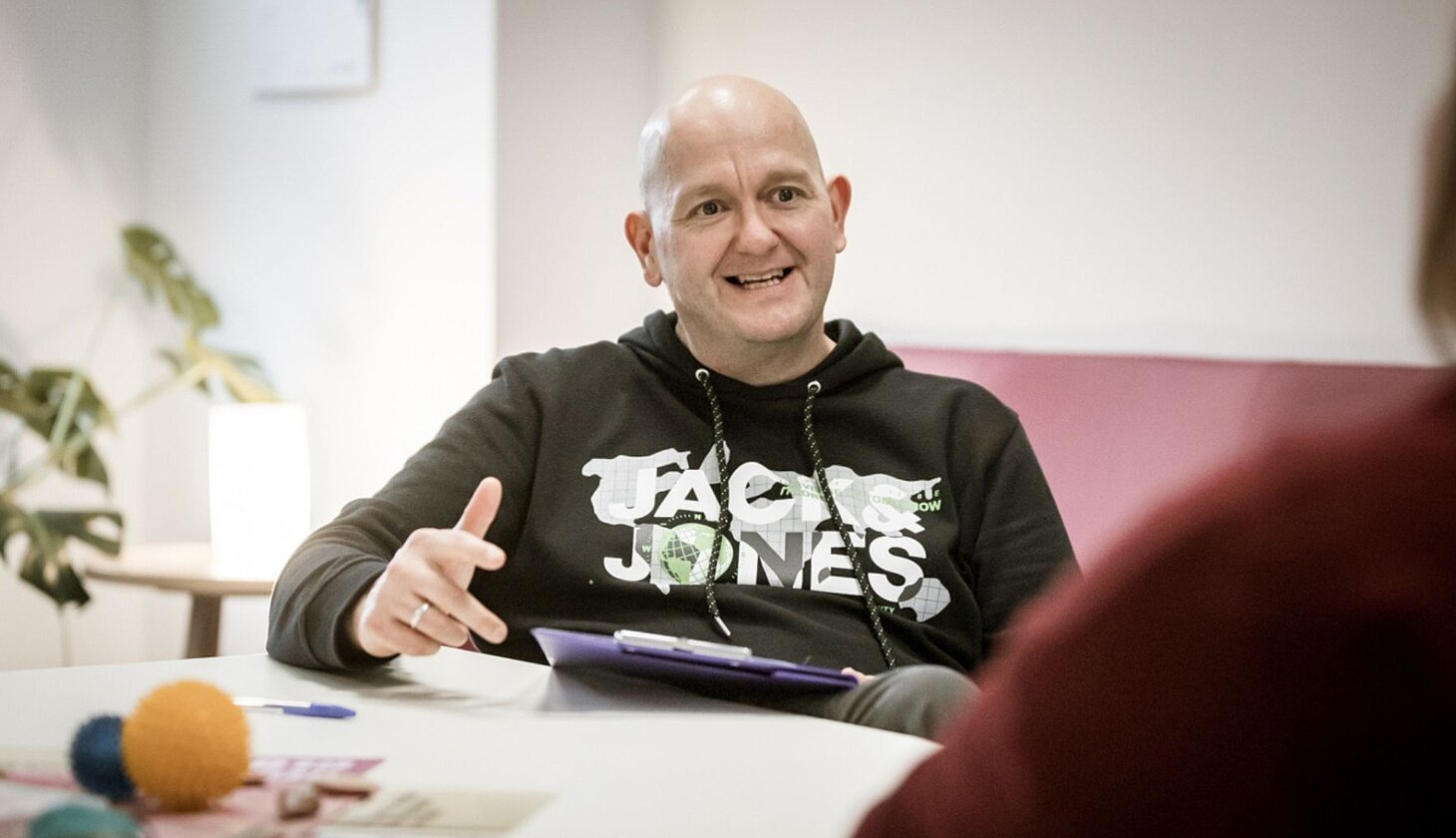 Wolfgang Neunherz, der seit fast zehn Jahren im Treffpunkt Hamburg-Süd als Genesungsbegleiter arbeitet