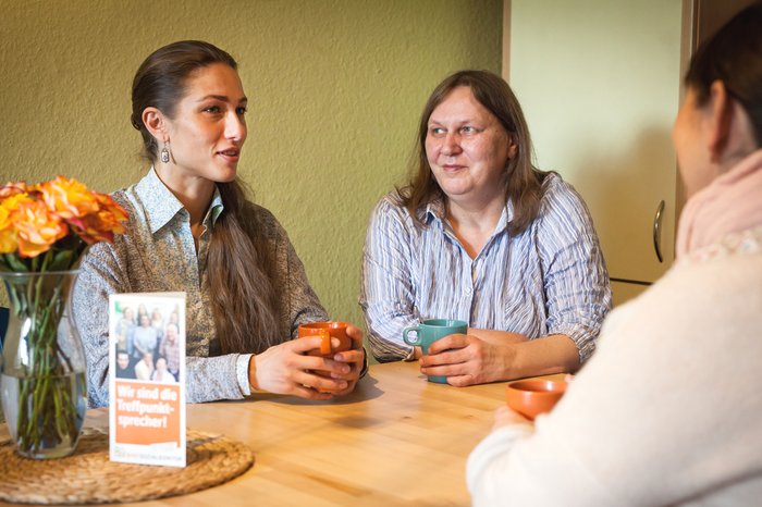im Treffpunkt, 3 Frauen mit Kaffeebecher im Gespräch