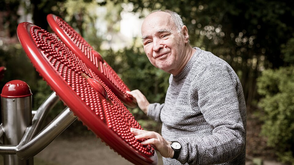 Zwei Männer spielen an einem Kickertisch