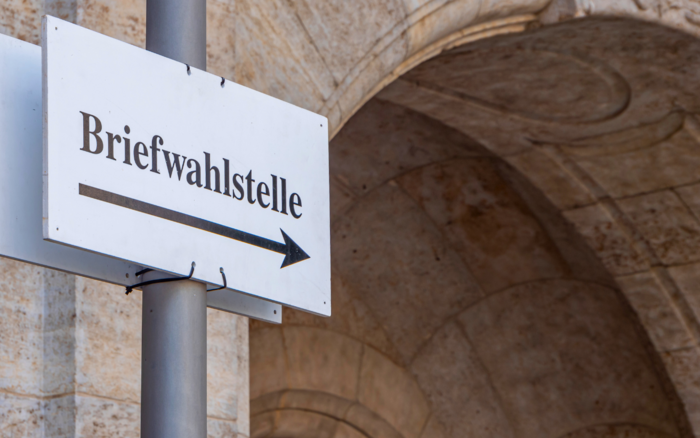 Schild mit Hinweis