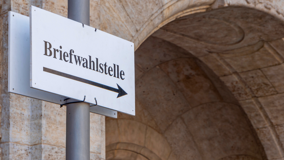 Schild mit Hinweis