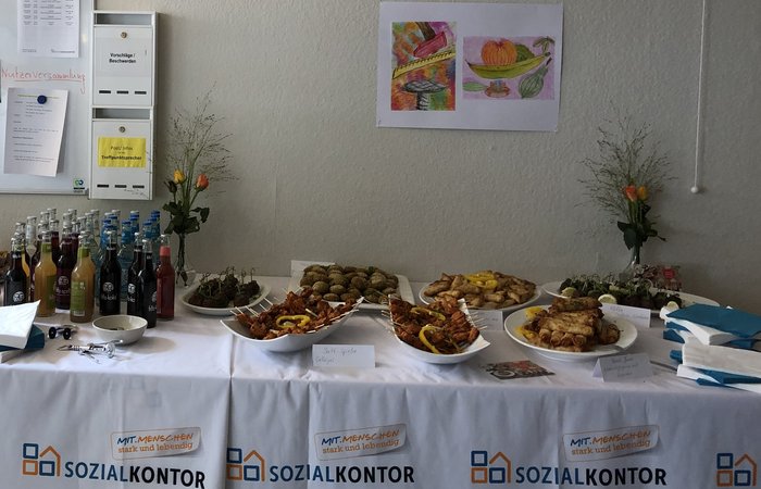 Büffet mit Essen und Getränken