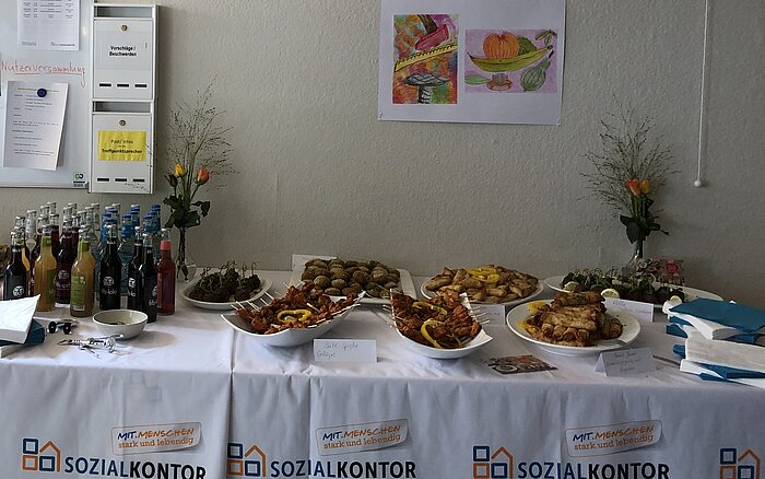 Büffet mit Essen und Getränken