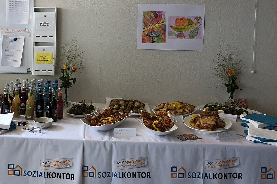 Büffet mit Essen und Getränken